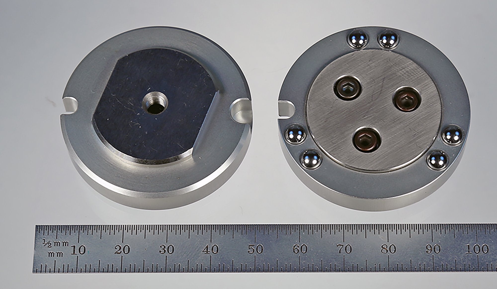 ST2-8251 adapter plate for Zeiss ST2 probe head, silver aluminum, with hex wrench.