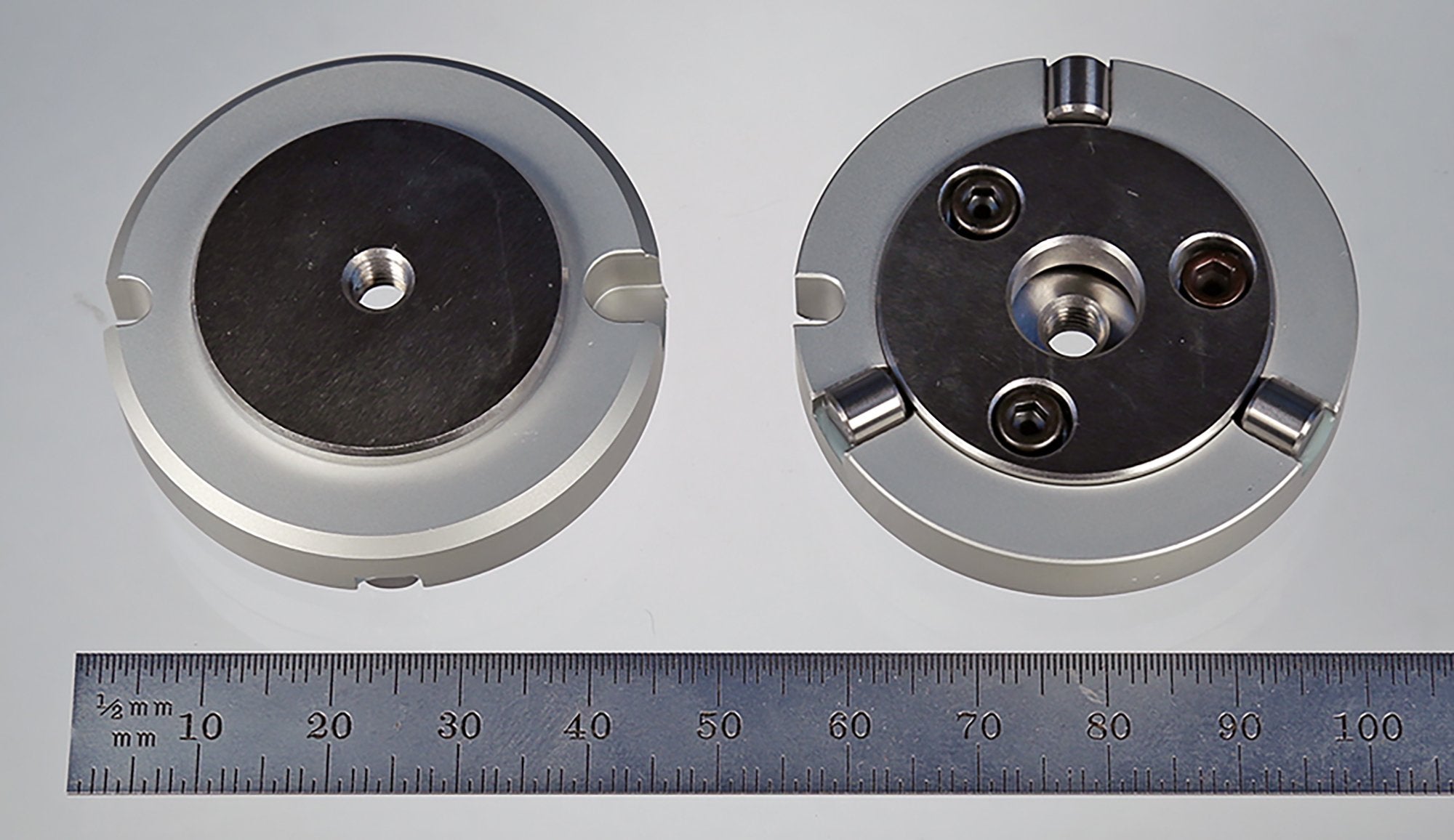 ST3-8251 adapter plate for Zeiss ST3 probe head, silver metal, with hex wrench.