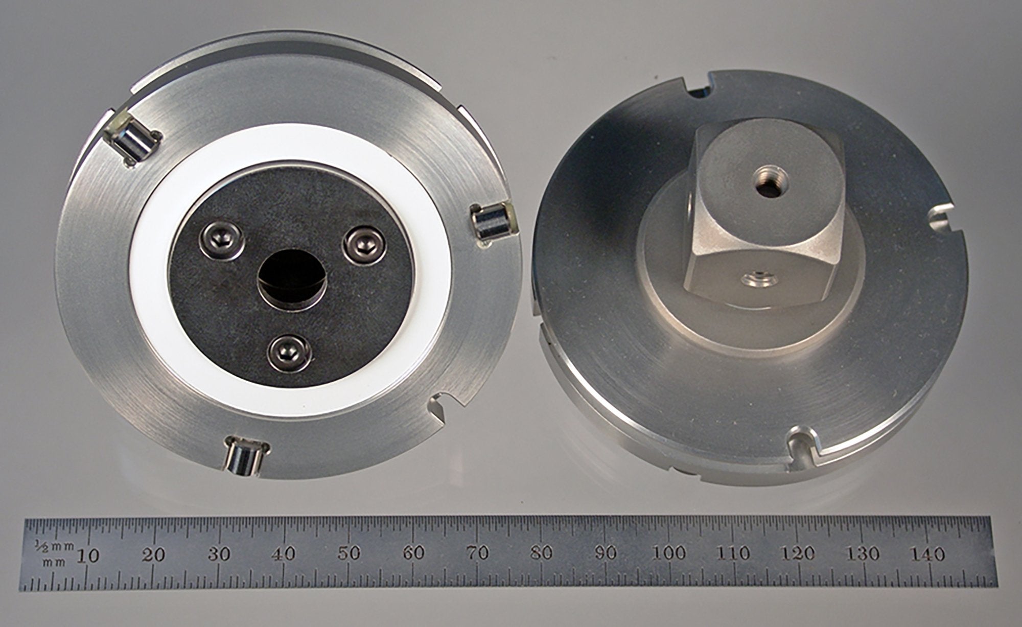 VAS-XT-9010-C VAST-XT probe head adapter plate with hard anodized aluminum cube, 69.0mm diameter.