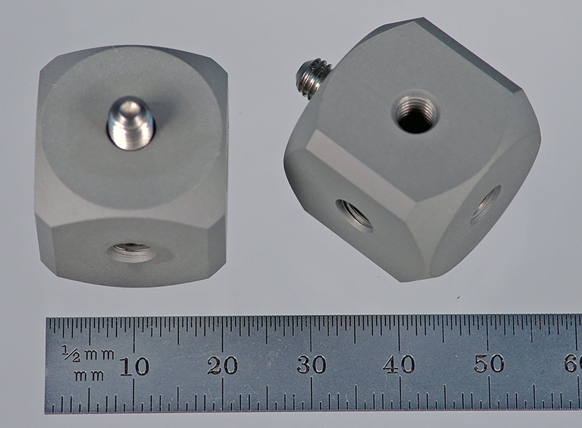 WM5-20 M5 cube, hard anodized aluminum with stainless steel screw, 21mm thick.