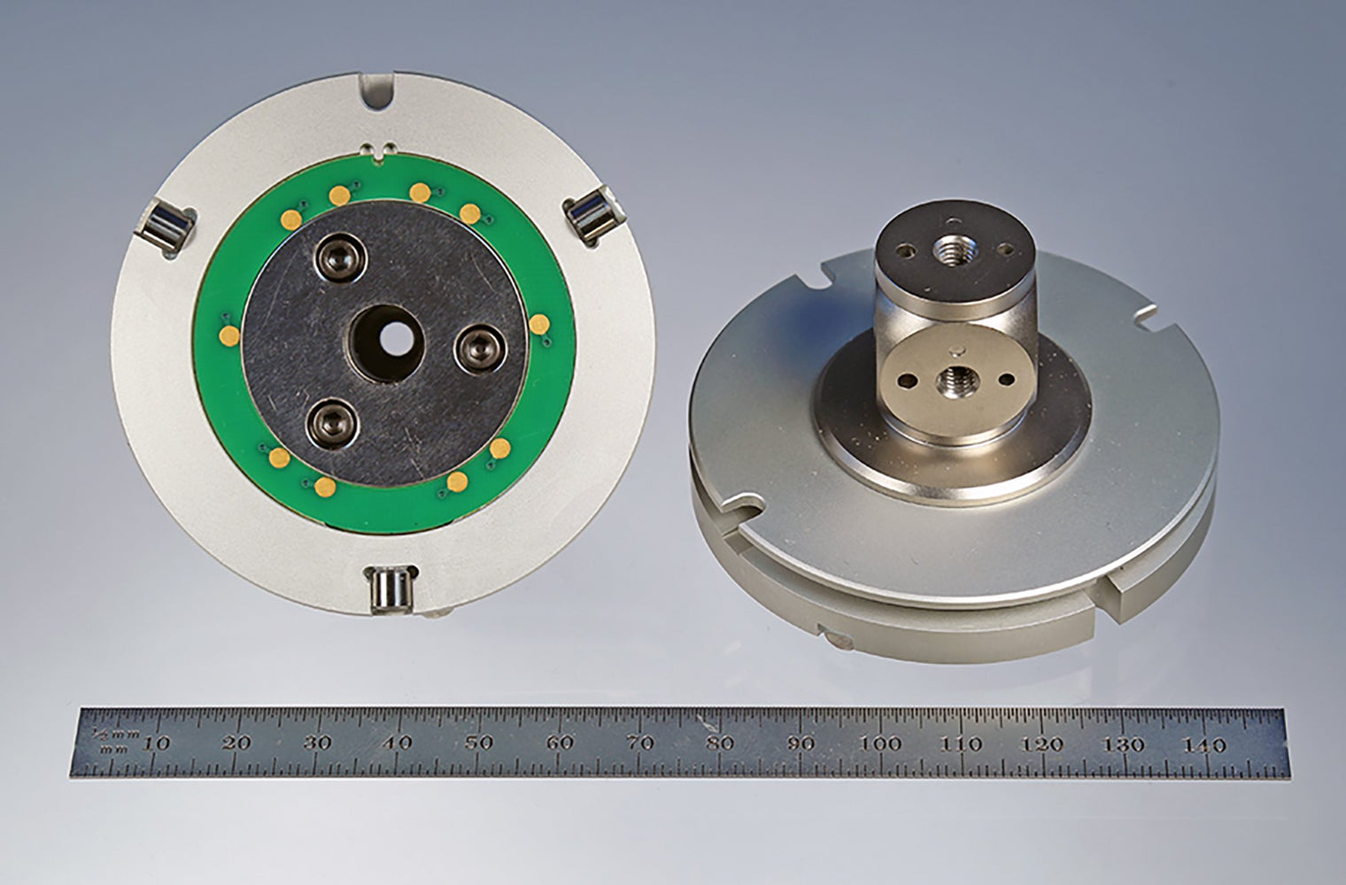 Adapter plate with ID chip and titanium Pro Fit cube for VAST probe heads.  Weight is 154.13 grams.  Compare to Zeiss 626107-2000-961.