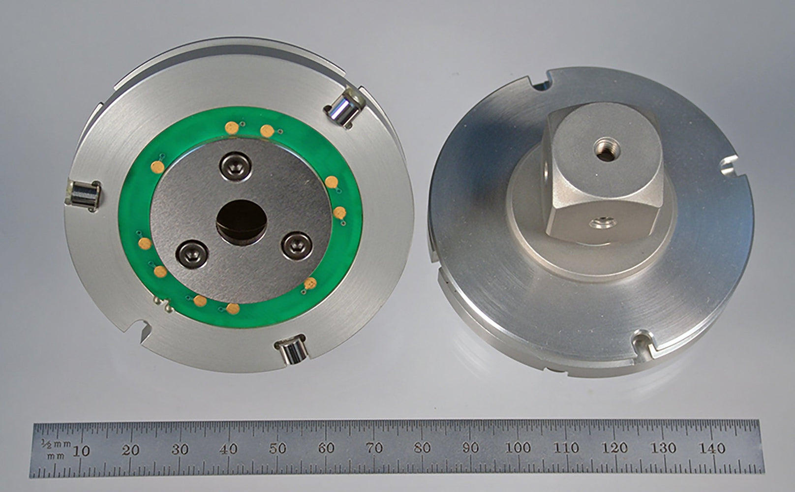 VAST adapter plate with hard anodized aluminum cube and ID-chip. 69.0 mm diameter. Weight is 140.86 grams. Compare to Zeiss 600667-9612-000, Zeiss 600667-9601-000, and Renishaw A-5555-0255.